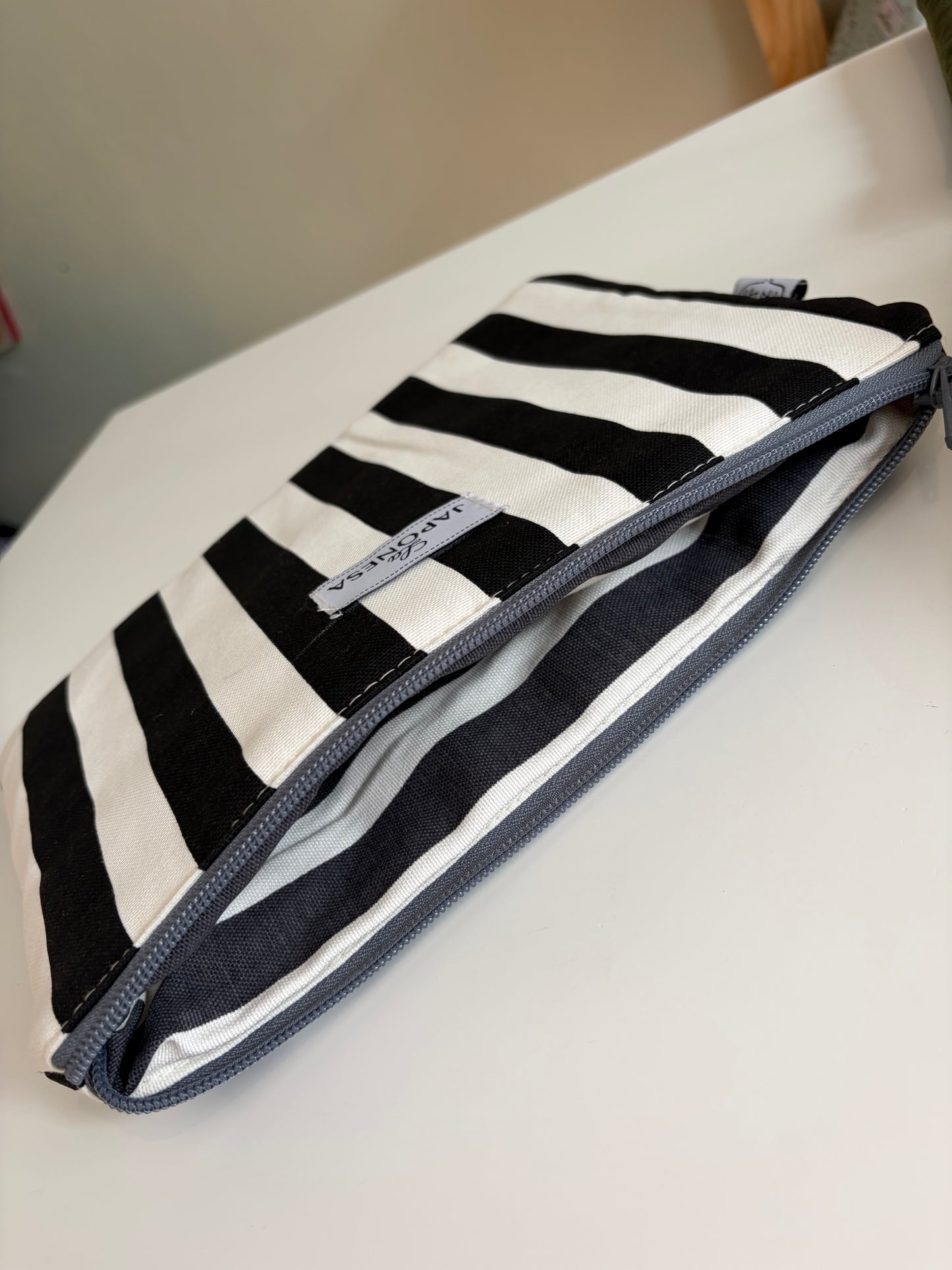 Estuche Grande Rayas B & N