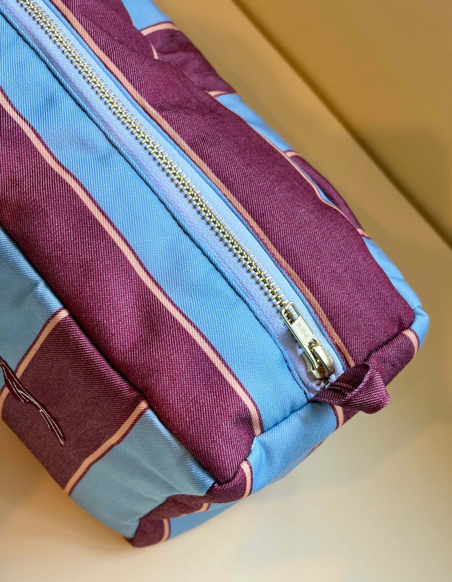 Estuche XL Rayas Burdeo Celeste