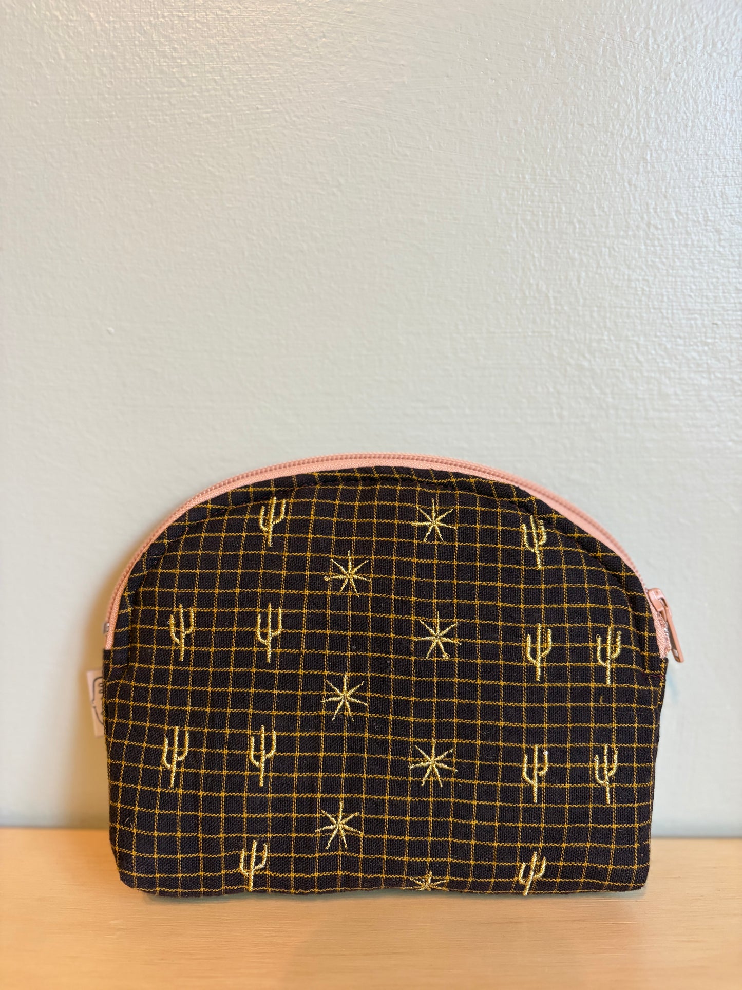 Mini pouch Arizona café junto a accesorios personales