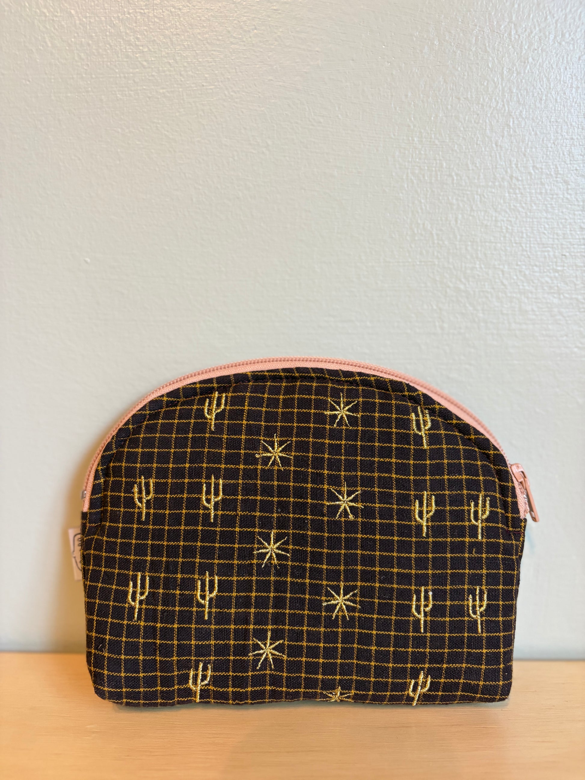 Mini pouch Arizona café junto a accesorios personales