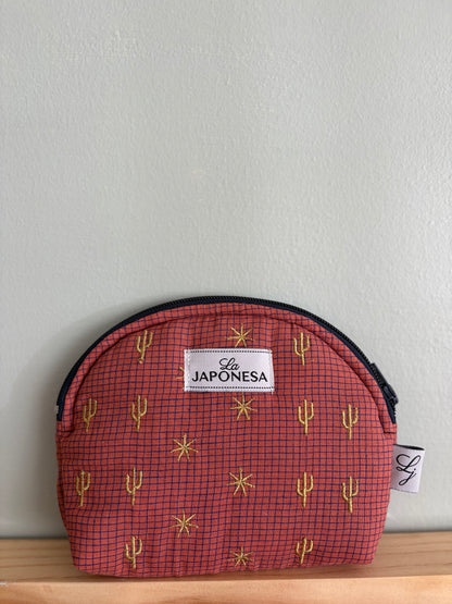 Detalle estampado Arizona en mini pouch color salmon