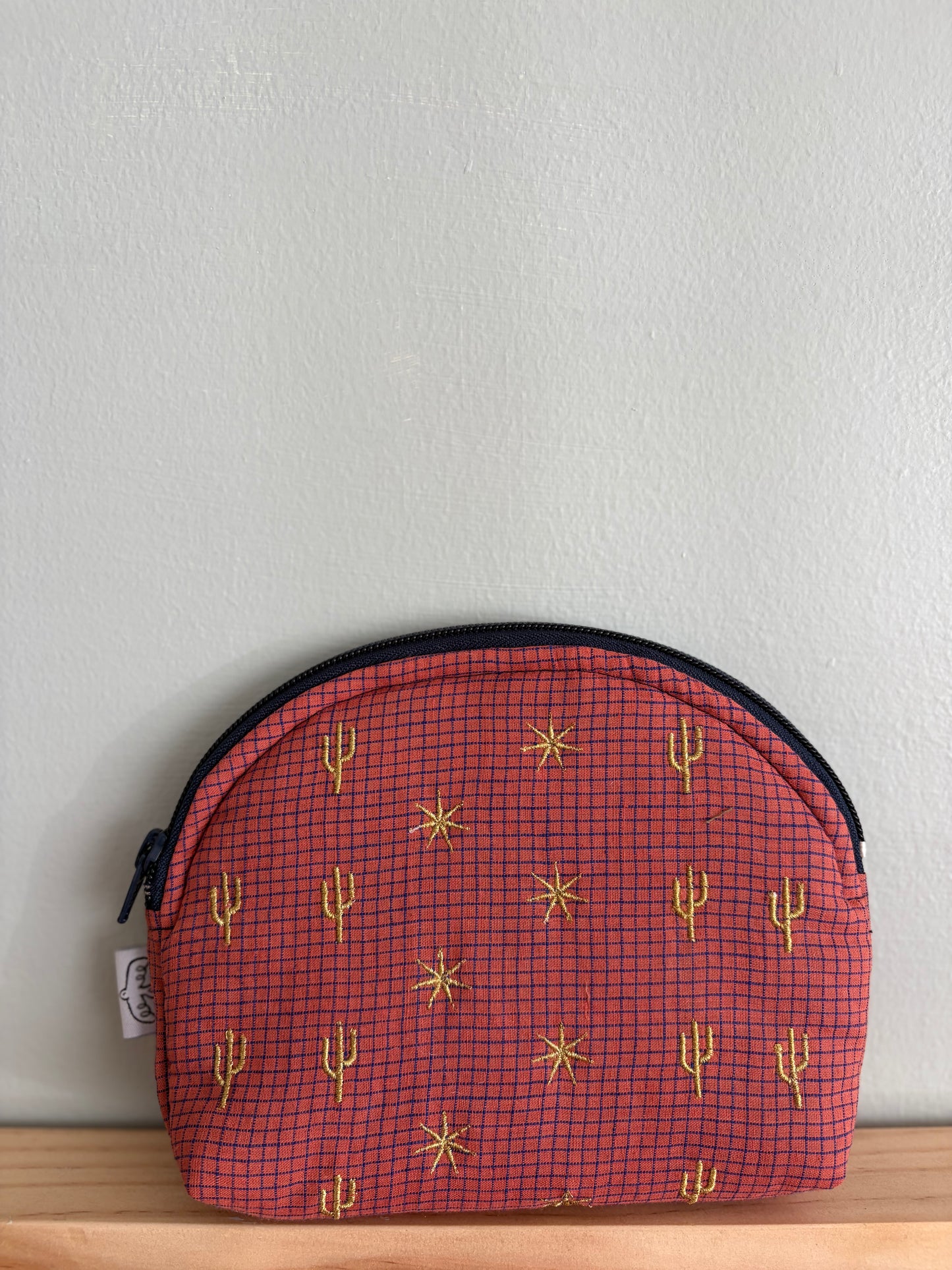 Mujer usando mini pouch Arizona salmon de La Japonesa